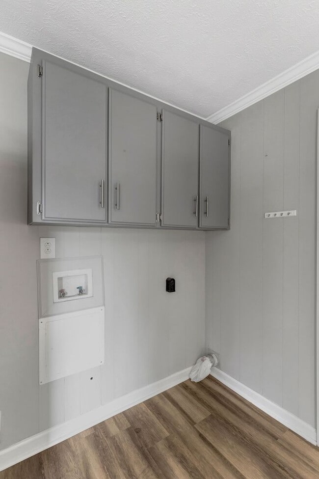 Building Photo - AVAILABLE NOW. 2 Bed 1 Bath Duplex. Locate...