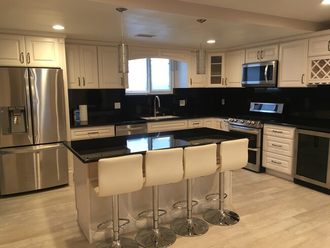 Building Photo - Single Story 3 Bedroom 2.5 Bath Home,