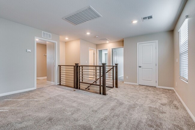 Building Photo - Single family home in ideal Summerlin location with open great room style kitchen and living area.