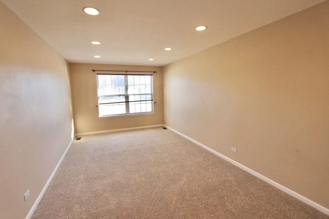Building Photo - 18376 W Springwood Dr