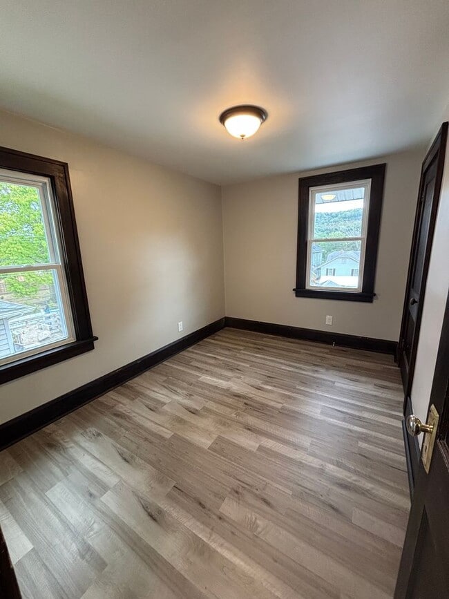 Building Photo - Beautiful 3 Bedroom 2 Bathroom Home in Bea...