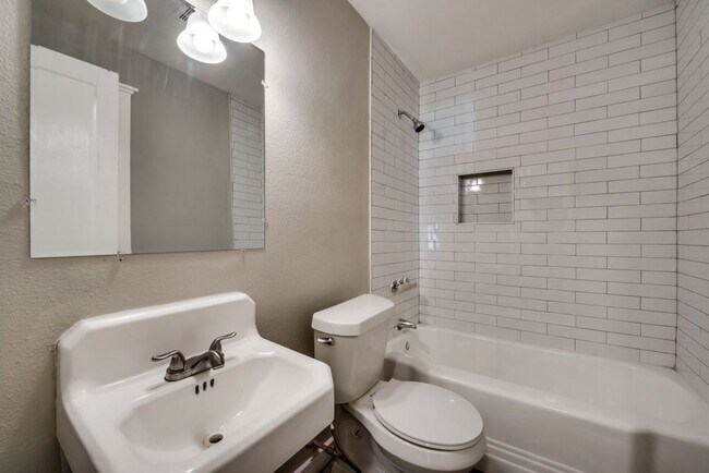 Building Photo - Freshly renovated!!! 3 Bed 1 Bath 1040 sqf...
