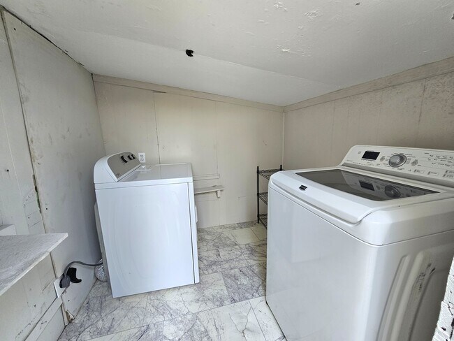 Building Photo - 5202 Dellinger Cir