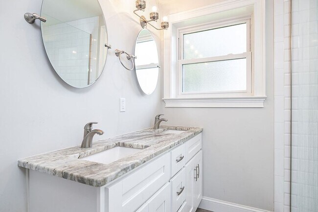 Building Photo - Updated Beach Park Home