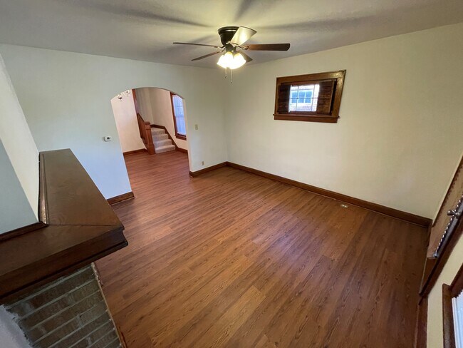 Spacious Living Room - 1343 Northwest Blvd