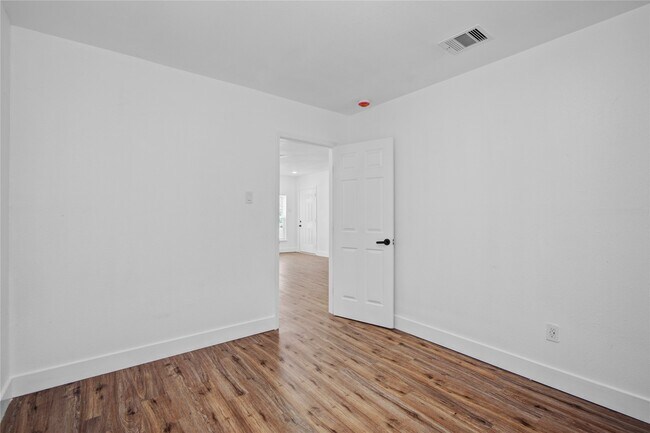 Building Photo - 1203 W 6th St
