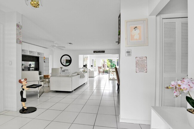 Building Photo - 450 French Royale Cir