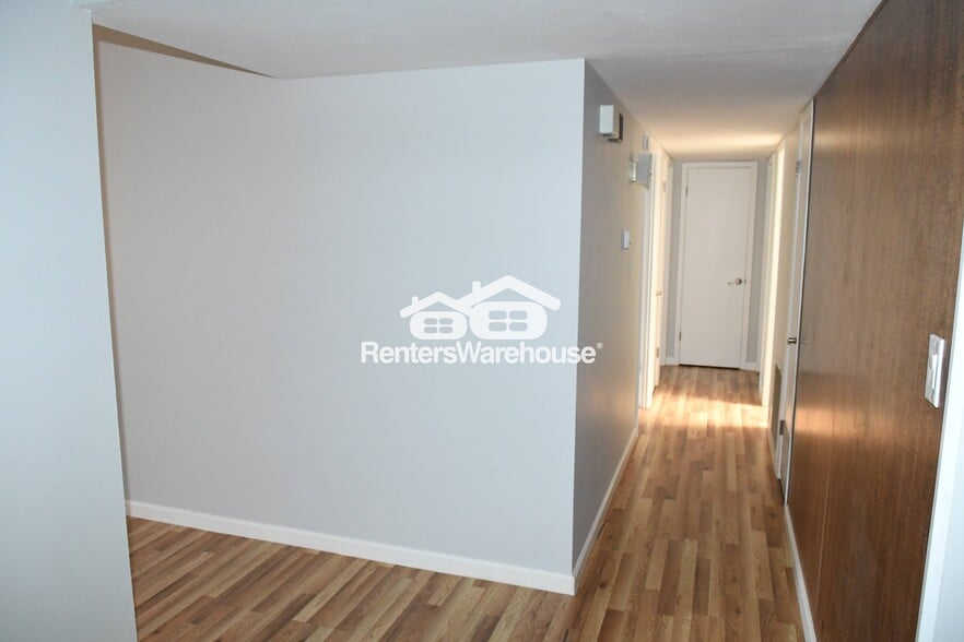 Building Photo - 8420 E Edgemont Ave