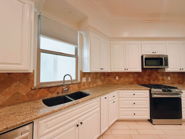 Building Photo - Spacious 6 Bed in Carlsbad with Ocean Views and Roof Top deck, 1 mile to the Beach!!