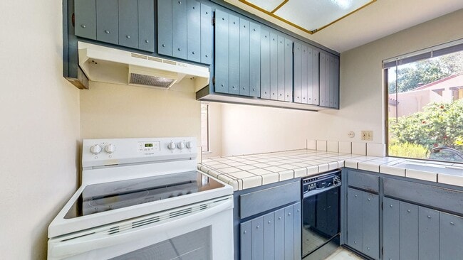 Building Photo - Bright and Beautiful 2 Bedroom 2 Full Bath...