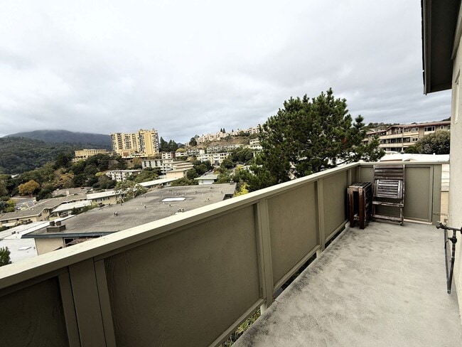 Building Photo - 4 bed, 2.5 bath top floor corner unit cond...