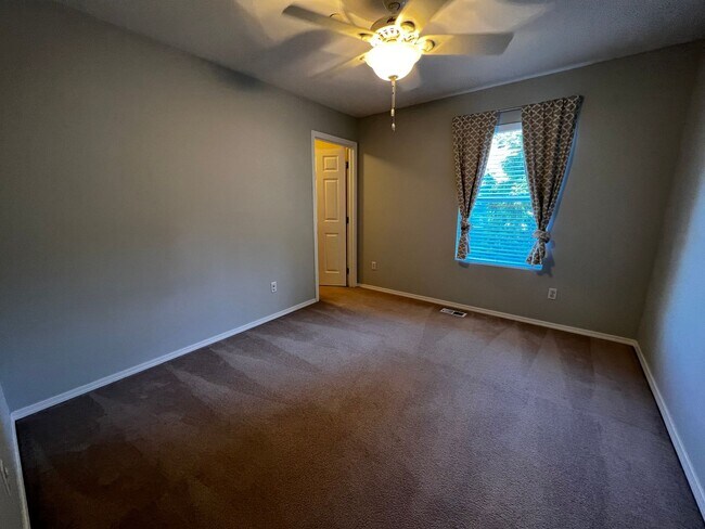 Building Photo - Dupont 4 bedroom plus loft home