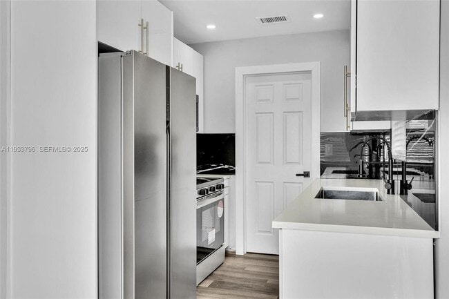 Building Photo - 329 SW 1st Ct