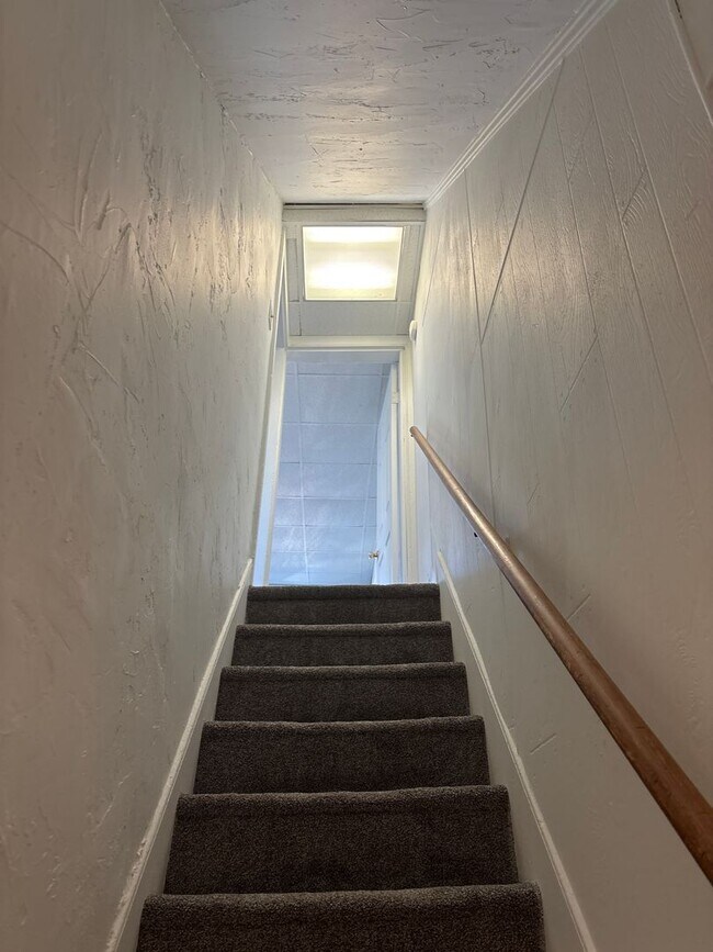 Building Photo - Spacious 4 Bedroom, 1.5 Bath House With Yard-York City SD