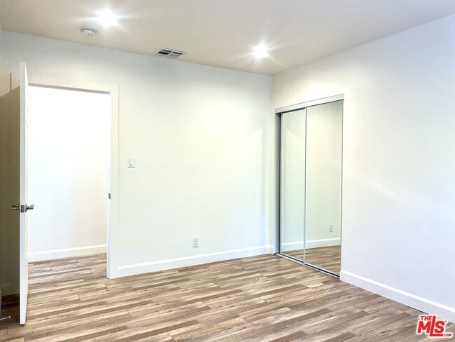 Building Photo - 926 N Pass Ave