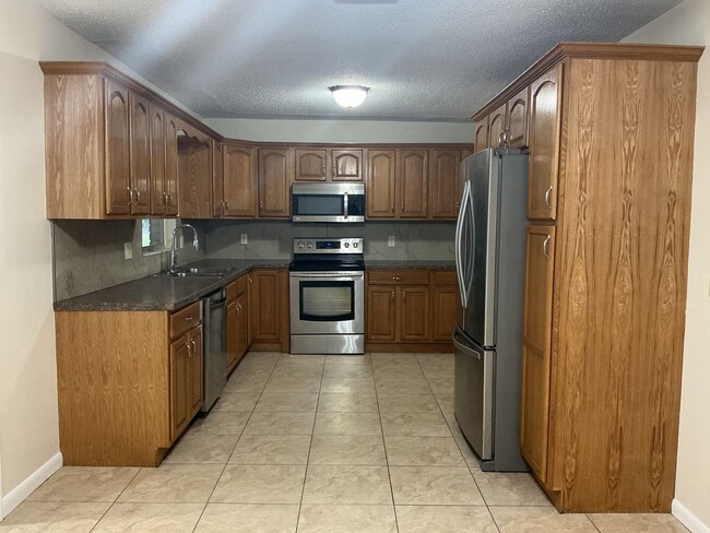 Building Photo - Winter Haven 3BR Home with Fenced Yard & Bonus Room