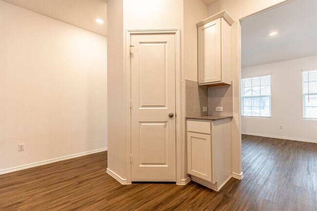 Building Photo - 175 Silver Springs Bend