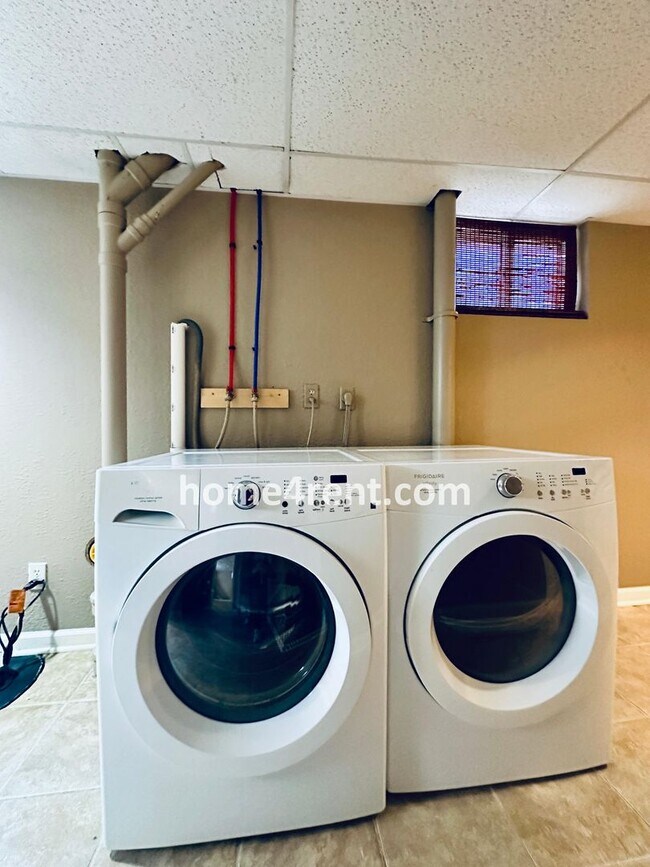 Building Photo - Beautifully Updated Home in Prime Overland...