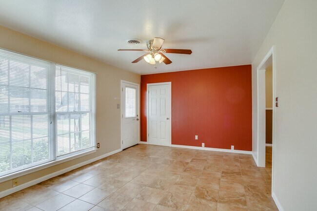 Building Photo - Fantastic home at a fantastic price!