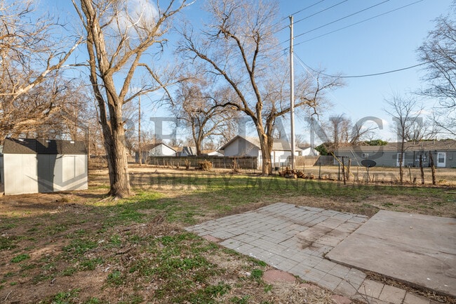 Building Photo - 110 N Doris St