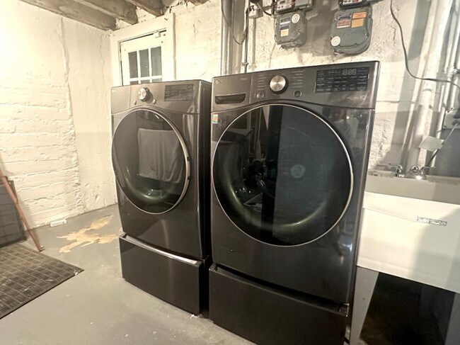 Building Photo - 2 bedroom in SUNNYSIDE NY 11104
