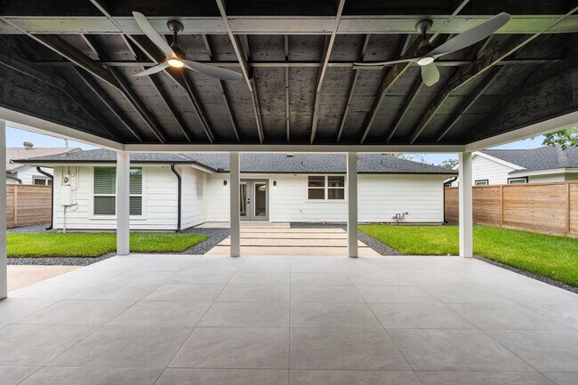 Building Photo - 1910 Lynnview Dr