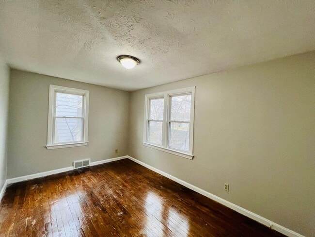 Building Photo - Bluestone Charm