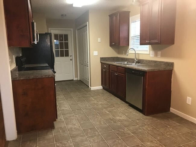 Building Photo - 125 Gage Dr