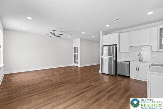 Building Photo - 1674 Best Pl