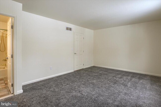 Building Photo - 1204 Cambridge Ct