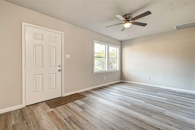 Building Photo - Bluebonnet