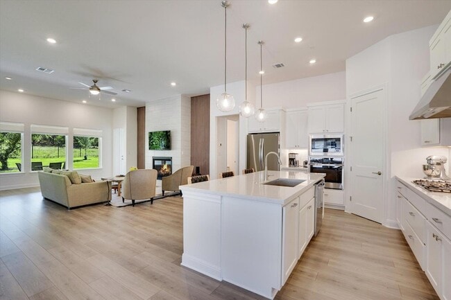 Building Photo - 916 Pear Tree Ln