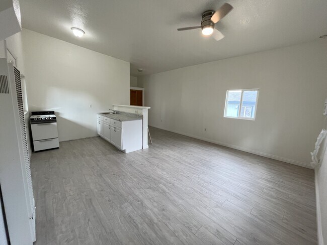 Building Photo - 224 B St