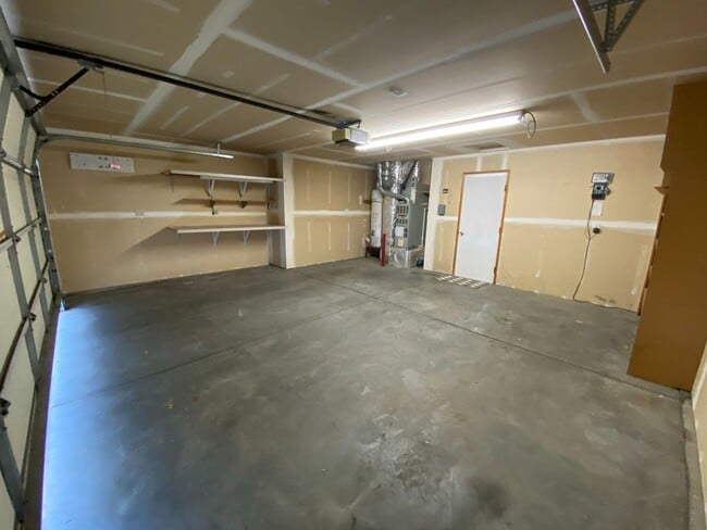 Building Photo - 8807 W Bonnie Ave