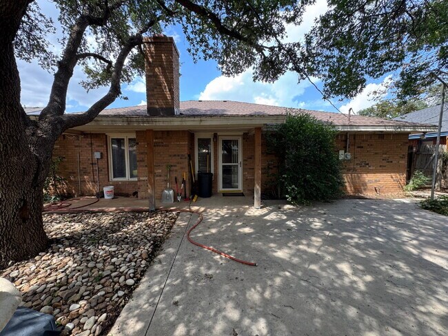 Building Photo - "Spacious 3-Bedroom with 2 Full Baths in P...