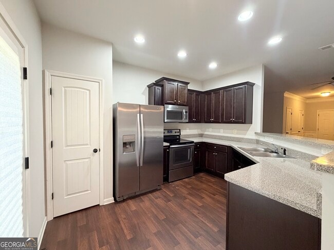 Building Photo - 591 Oakside Pl
