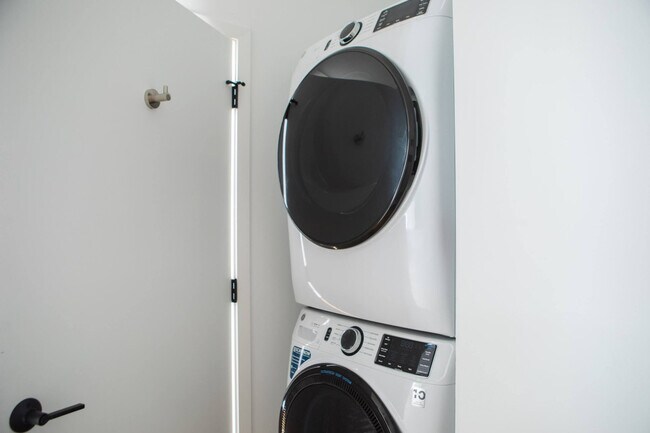 Building Photo - 1237 N Van Buren St