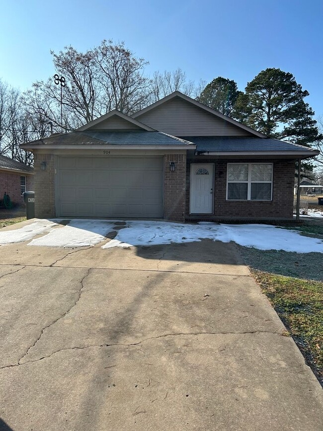 Building Photo - 904 E 5th St