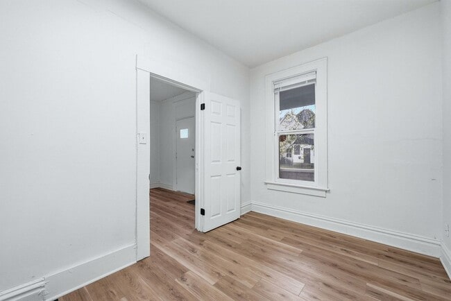 Building Photo - Cozy 3BR with Covered Front Porch