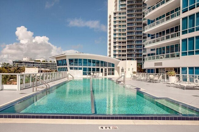 Building Photo - 100 South Pointe Dr