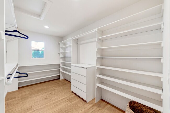 Building Photo - 7700 Oakdale Ave