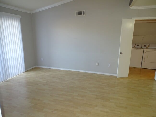 Building Photo - Well Cared For 1 Bed, 1 Bath 2nd Floor West Side Condo