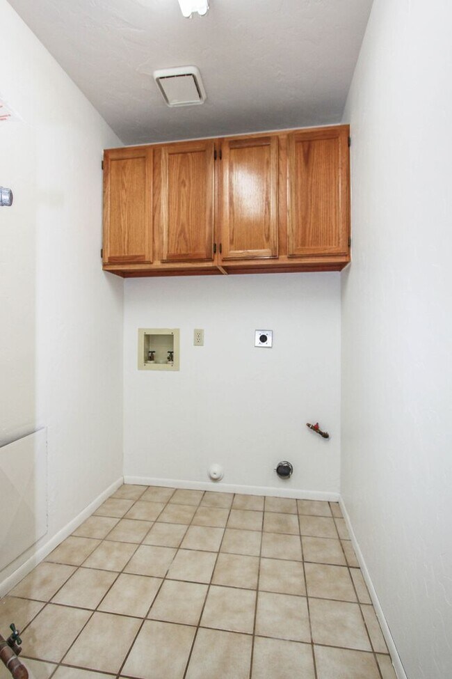 Building Photo - 2850 N Cedar Springs Ln