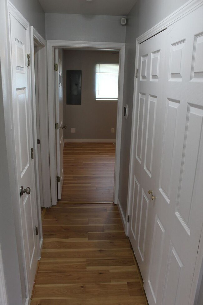 Building Photo - Cute 2 BR Bungalow in Garfield Park!