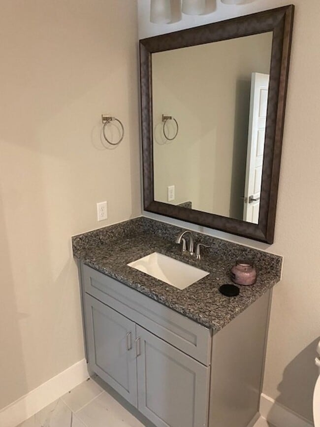 Building Photo - 4/2.5/2 - GREAT LOCATION near downtown and...