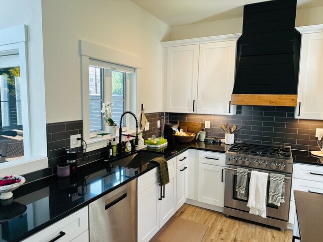 Building Photo - The Green at Felida Park Stunning Home