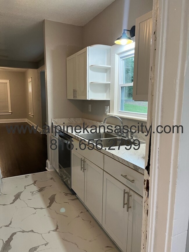 Building Photo - Updated Bungalow in Center District! Section 8 OK.