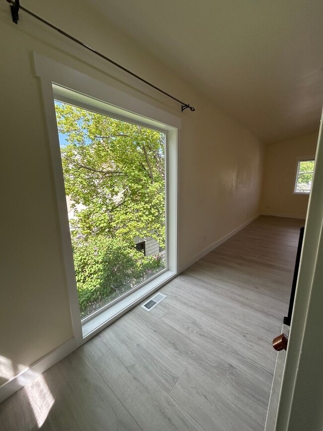 Building Photo - 2 Bedroom | 2 Bathroom Upstairs Duplex