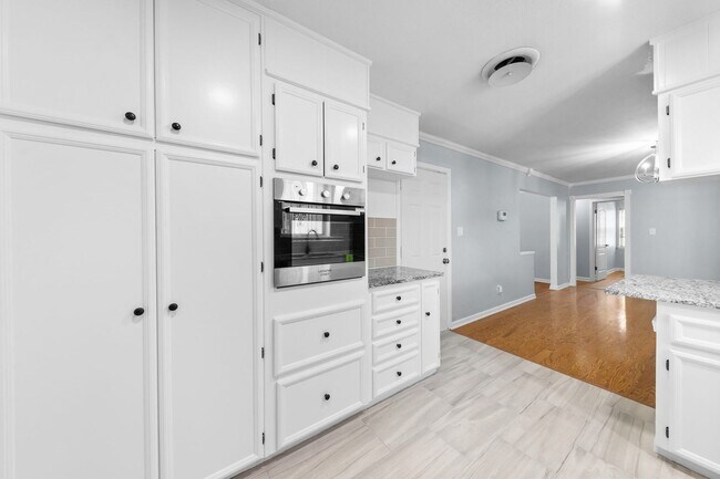 Building Photo - Available NOW!!!! Renovated Kitchen and Ba...