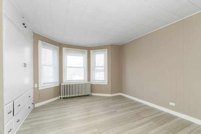 Building Photo - 458 Main St